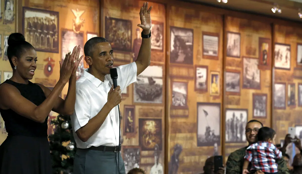 Presiden AS Barack Obama bersama ibu negara Michelle Obama memberikan pidato kepada anggota Marine Corps Base Hawaii saat resepsi Natal di Kaneohe Bay, Hawaii (25/12/2015). (REUTERS/Jonathan Ernst)