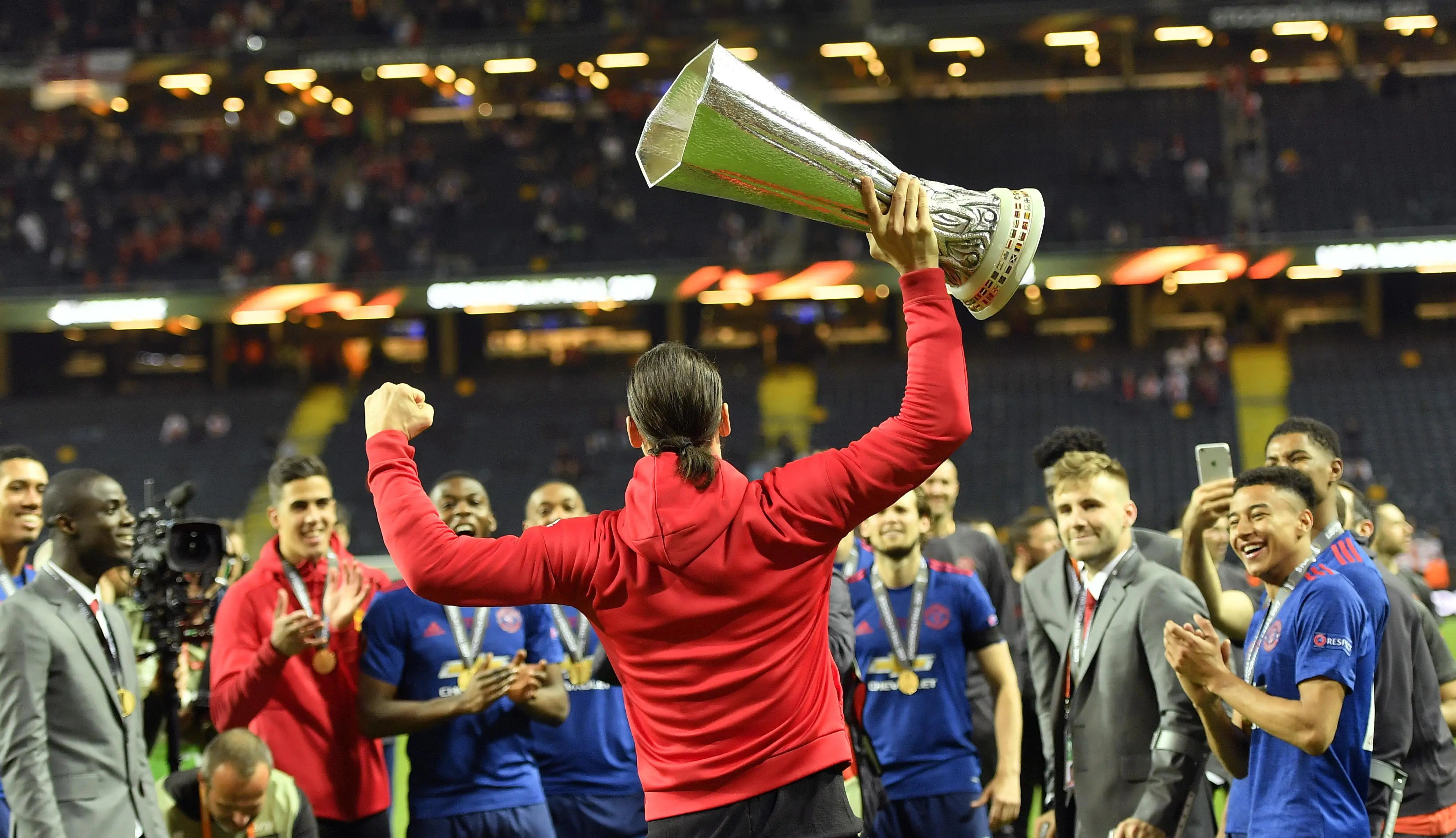 Zlatan Ibrahimovic mengangkat trofi juara Liga Europa usai timnya mengalahkan Ajax pada final di Friends Arena, Stockholm, Swedia, (24/5/2017). MU menang 2-0. (AP/Martin Meissner)