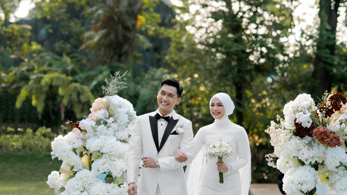 Dea Annisa Menikah, Tampil Bak Fairytale Bride dalam Gaun Modest Putih