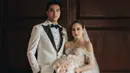 <p>Lihat lagi potret pesona visual luar biasa saat keduanya mengadakan resepsi pernikahan. Bak prince dan princess dibalut busana pengantin modern bernuansa putih. [Foto: Instagram/salshabillaadr]</p>