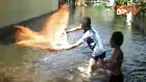 Di Bone, Sulawesi Selatan, Jum'at (30/7), banjir masih merendam ribuan rumah di tiga kecamatan. Warga yang sudah kehabisan makanan terpaksa mencari ikan dari genang air untuk dikonsumsi. 