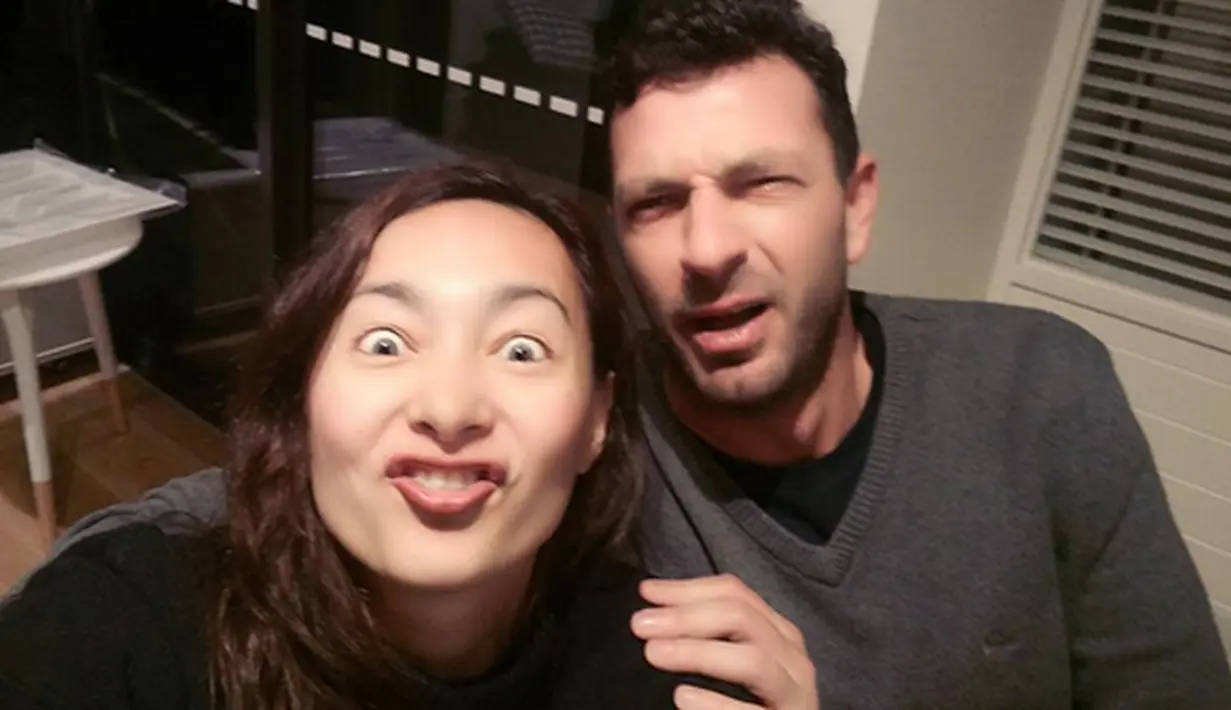 Keduanya tampak saling berciuman mesra. Keceriaan juga terlihat dari keduanya. Pemilik akun facebook @rezerdewi, bahkan menekan tombol love pada lambang bawah foto tersebut. (Instagram/rezerdewi)