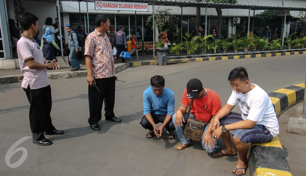 Tiga orang calo diamankan petugas di Stasiun Senen, Jakarta, Senin (29/6/2015). Razia tersebut dilakukan untuk mengamankan stasiun dari para calo yang merugikan calon penumpang. (Liputan6.com/Faizal Fanani) 