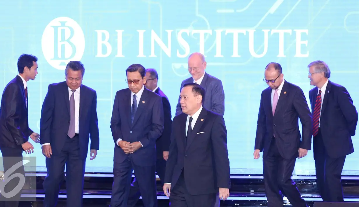 Gubernur Bank Indonesia Agus Martowardojo bersama anggota dewan kehormatan BI Institute yang juga mantan Wapres Boediono saat hadir dalam acara peluncuran BI Institute di Jakarta, Senin (22/8). (Liputan6.com/Immanuel Antonius)