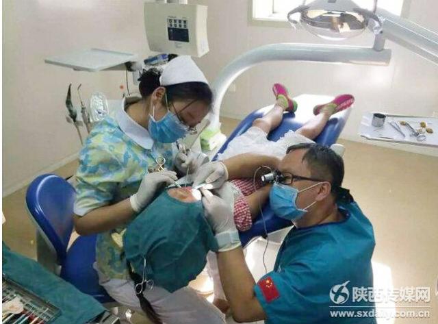 Dokter Qu berlutut selama 40 menit saat melakukan operasi | Photo: Copyright shanghaiist.com