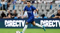 Enzo Fernandez menggiring bola saat Chelsea menghadapi Real Madrid pada uji coba terakhir di Amerika Serikat. (Bola.com/Dok. Chelsea)