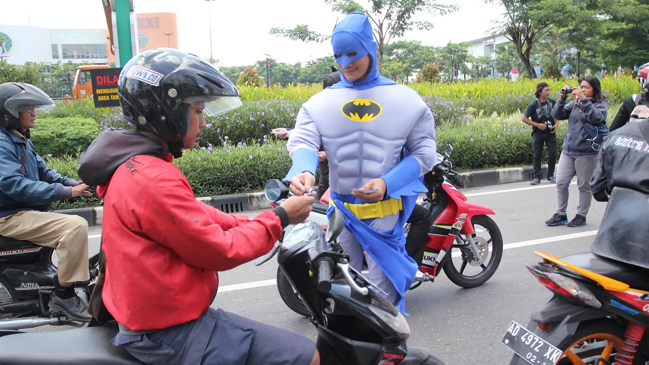Superhero membagikan informasi mengenai gerhana matahari