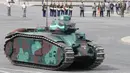 Tank Char B1 Prancis dari Perang Dunia II ditampilkan dalam upacara militer tahunan Bastille Day di Place de la Concorde, Paris (14/7/2020). Prancis dikenal memiliki tank terbaik di awal Perang Dunia II, salah satunya adalah tank kelas berat Char B1. (AFP/Thomas Samson)