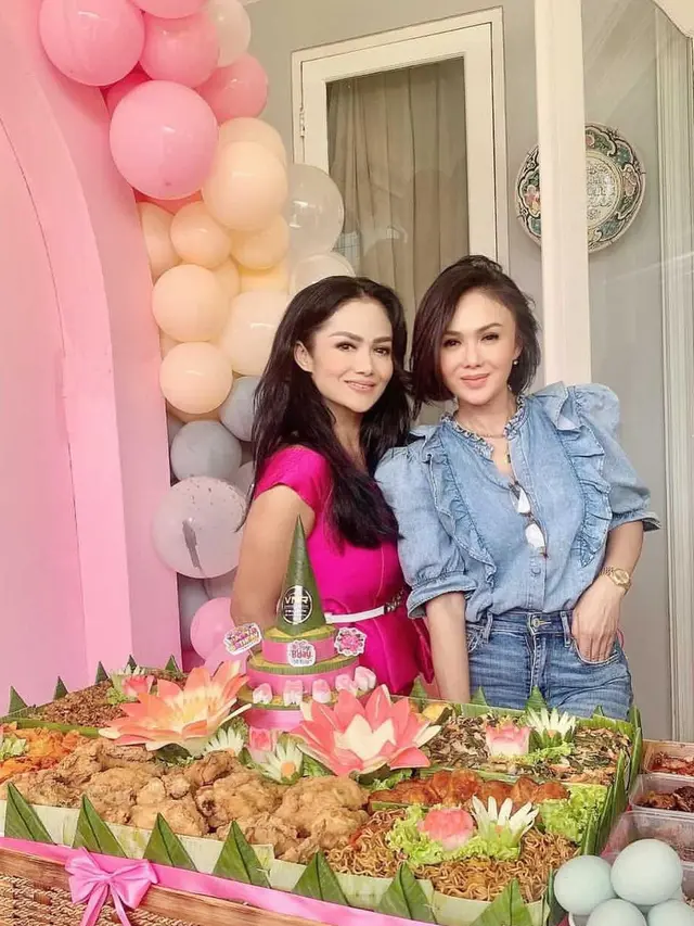 Jelang Usia Kepala Lima, Ini 6 Potret Kompak Krisdayanti dan Yuni Shara