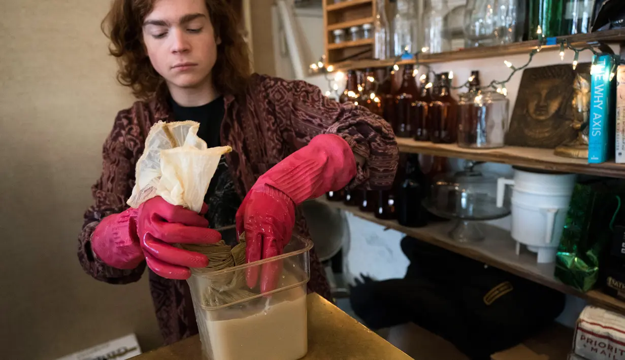Alex Crawford mengaduk bubuk kava untuk disajikan di Kedai Brooklyn Kava, New York, Amerika Serikat, Kamis (18/1). Kini, orang-orang New York mulai meninggalkan alkohol dan meminum kava. (DON EMMERT/AFP)
