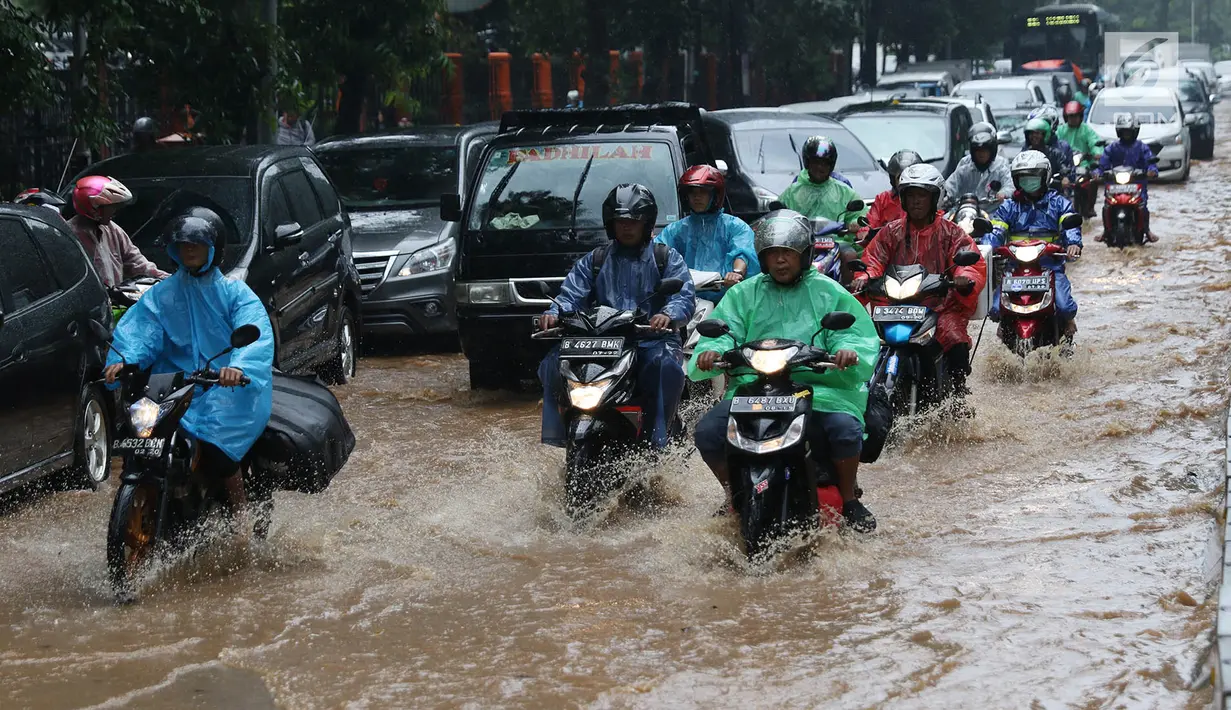 Sejumlah kendaraan melewati banjir yang merendam Jalan Lapangan Banteng Utara, Jakarta, Kamis (15/2). Hujan deras yang mengguyur dan buruknya drainase menyebabkan kawasan tersebut banjir hingga setinggi lutut orang dewasa. (Liputan6.com/Immanuel Antonius)
