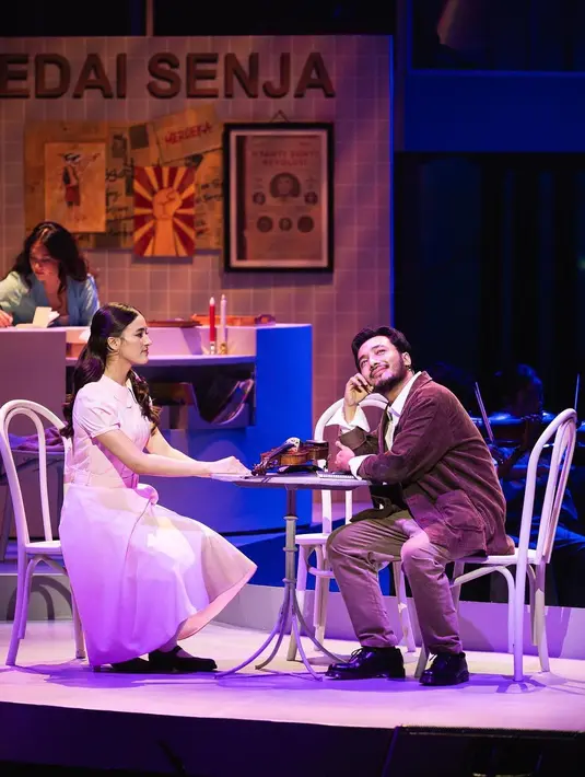 Mawar Eva didandani dengan gaya yang lebih effortless dan rambut curl half ponytail. [@mawaw_eva]