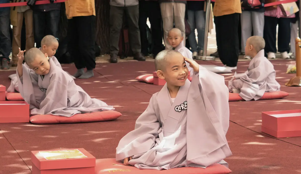 Sebanyak sembilan anak diberi kesempatan untuk belajar mendalami  pelajaran tentang ilmu agama Budha selama tiga minggu.  (AP Photo/Ahn Young-joon)