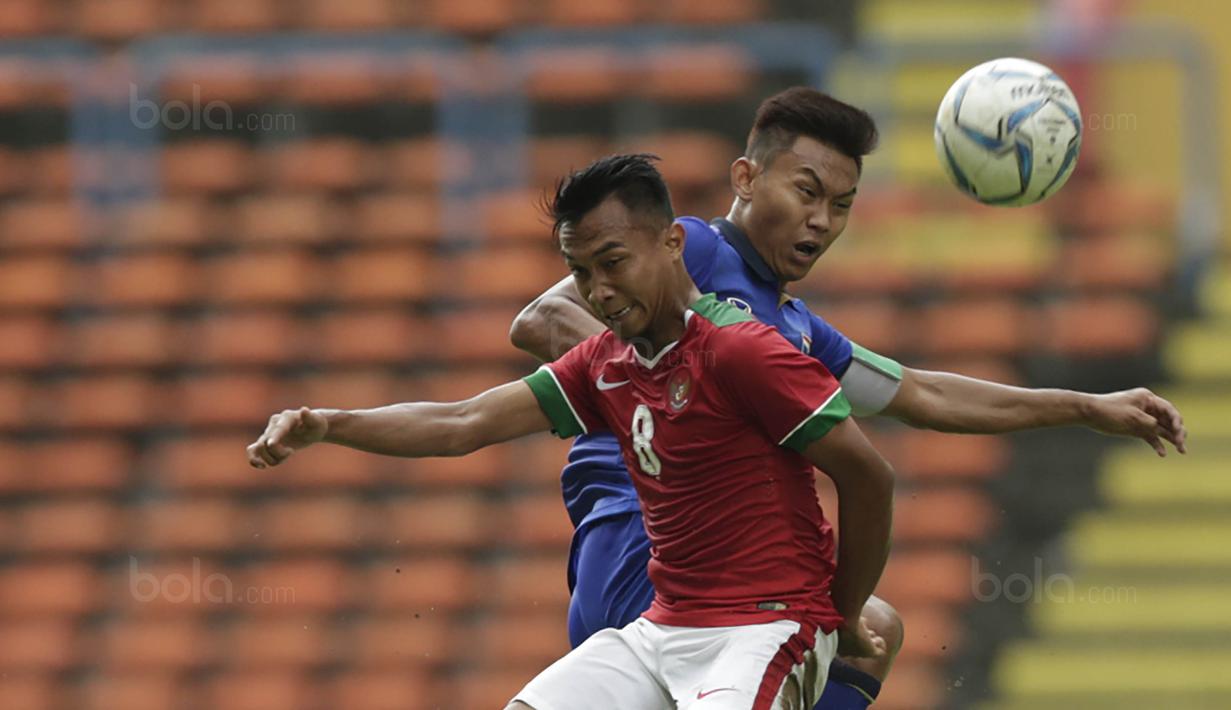 Gelandang Timnas Indonesia, Muhammad Hargianto berduel dengan pemain Thailand di gelaran SEA Games 2017 yang berlangsung di Stadion Shah Alam, Malaysia (Bola.com/Vitalis Yogi Trisna)