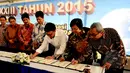 Menteri Lingkungan Hidup dan Kehutanan, Siti Nurbaya bersama Mendagri, Tjahjo Kumolo menandatangani kesepakatan revitalisasi di peringatan Hari Air Dunia ke XXIII tahun 2015 di Taman Kota Waduk Pluit, Jakarta (9/5/2015). (Liputan6.com/Andrian M Tunay)