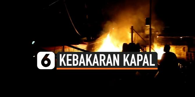 VIDEO: Tengah Bersandar Kapal Penangkap Ikan Terbakar