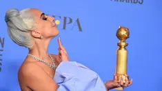 Lady Gaga berpose dengan piala penghargaan Golden Globes 2019 di The Beverly Hilton, Beverly Hills, California, Minggu (6/1). Lady Gaga menyabet piala penghargaan Golden Globes 2019 kategori lagu orisinal terbaik. (Photo by Jordan Strauss/Invision/AP)