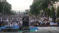Sejumlah Ummat Islam di Jakarta Timur melangsungkan sholat Idul Adha 1444 Hijriah di Jalan Raya Matraman, depan Gereja Koinonia, Jakarta Timur, Kamis (29/6/2023). (Dok. Istimewa)