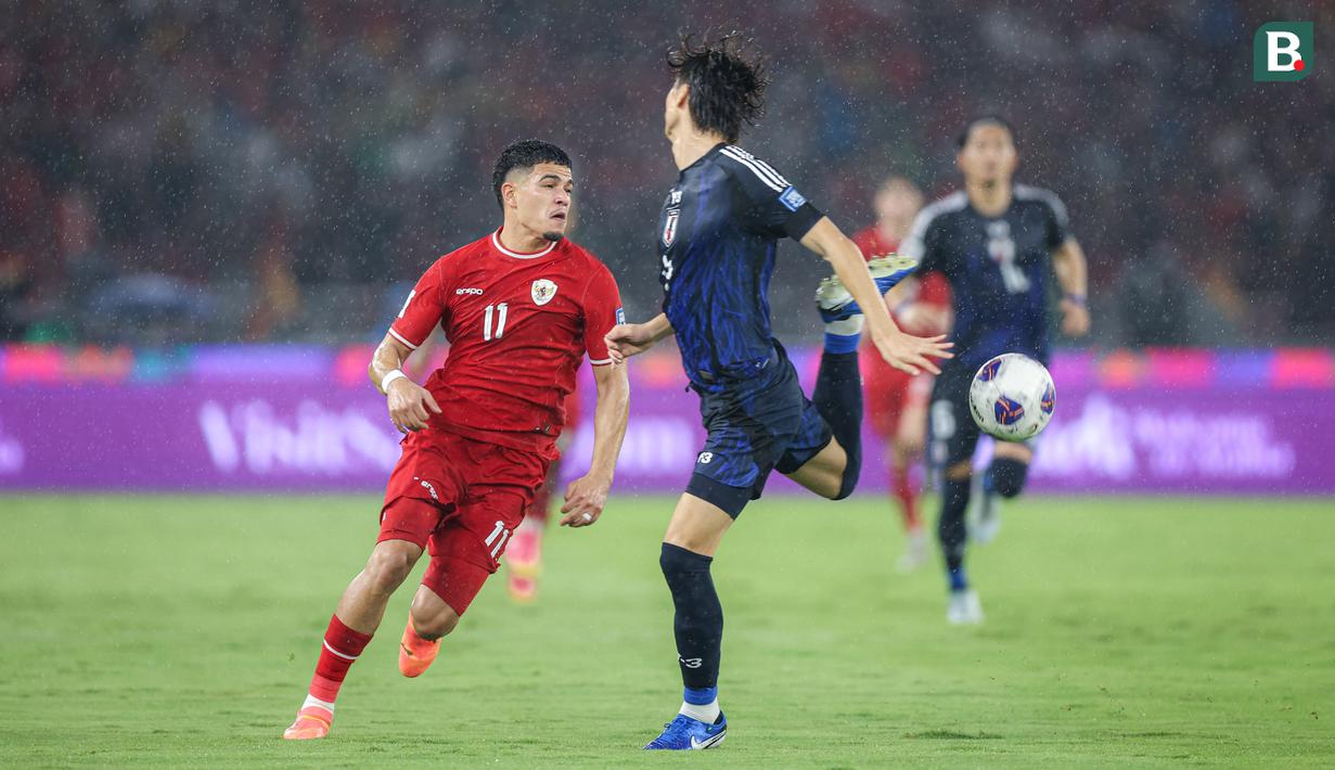 <p>Pemain Timnas Indonesia, Ragnar Oratmangoen, berusaha melewati pemain Jepang pada Kualifikasi Piala Dunia 2026 Zona Asia di Stadion Gelora Bung Karno, Senayan, Jakarta, Jumat (15/11/2024) malam WIB. (Bola.com/Bagaskara Lazuardi)</p>