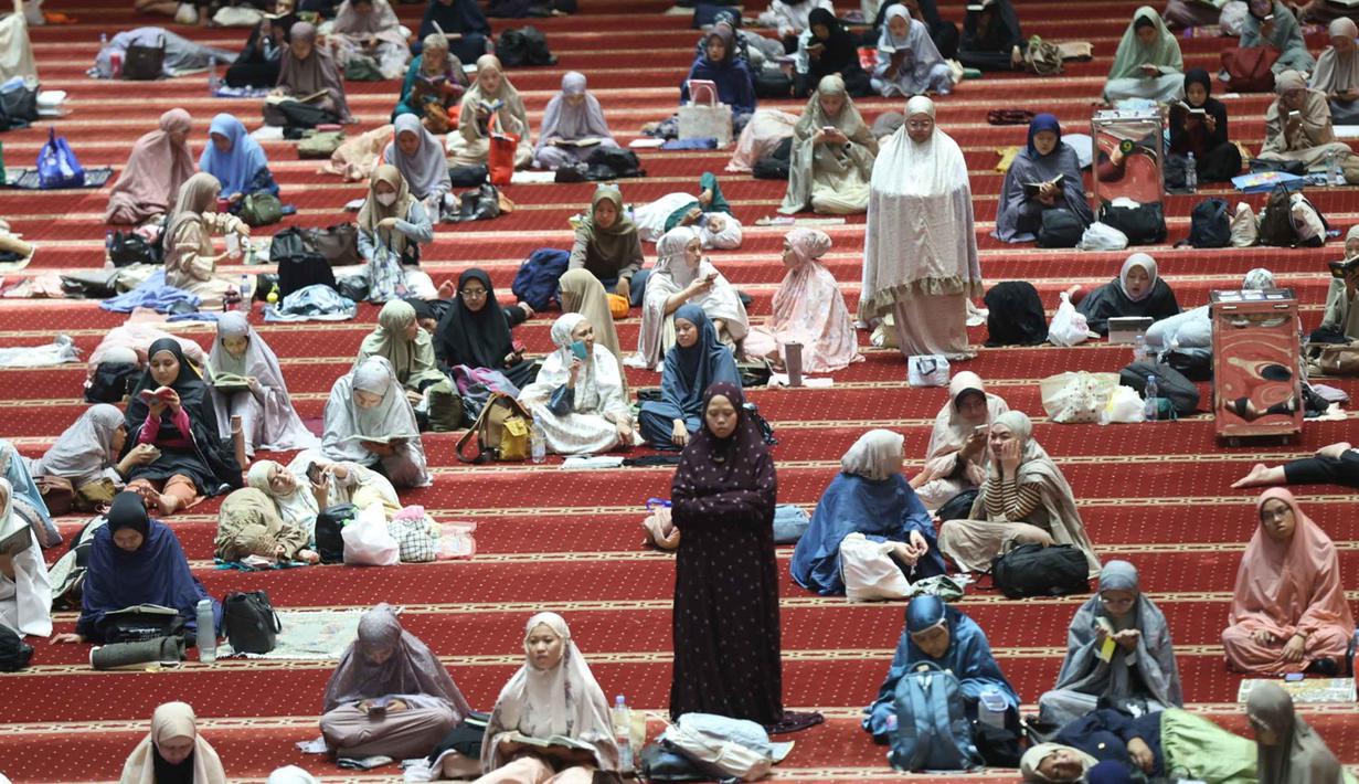 Umat Muslim dari berbagai wilayah Jakarta dan sekitarnya saat melakukan Itikaf pada malam ke-21 Ramadan di Mesjid Istiqlal, Jakarta, Selasa (10/3/2026). (Kapanlagi.com/Budy Santoso)