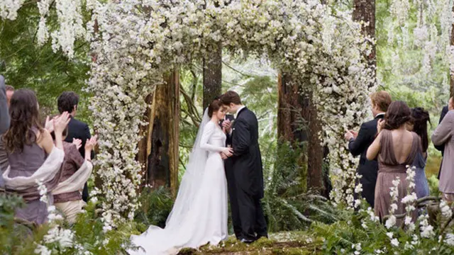 Adegan pernikahan di film Twilight (Sumber: Fanpop.com)