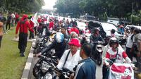 Massa Praboeo-Hatta nekat parkir di jalur bus Transjakarta depan Gedung Mahkamah Konstitusi. (Liputan6.com/Ahmad Romadhoni)
