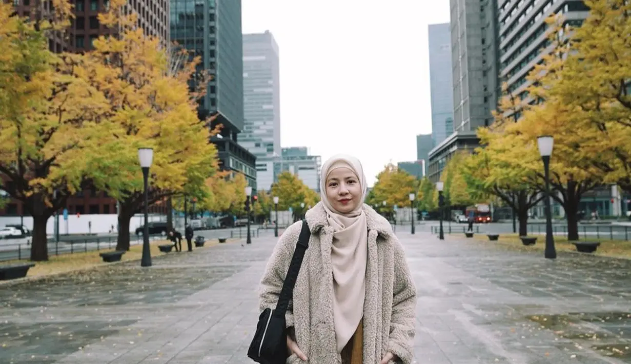 Tetap tampil syar’i dan modis saat liburan, padukan set tunik dan rok panjang dengan long coat. [Foto: IG/natasharizkynew].