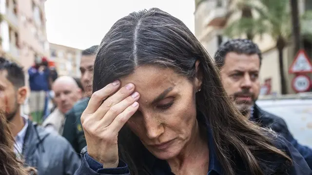 Wajah Ratu Letizia tampak ternoda lumpur yang dilemparkan korban banjir bandang di Kota Paiporta, Valencia, Spanyol, pada Minggu (3/11/2024). Warga marah atas kelambanan penanganan musibah banjir oleh pihak berwenang.