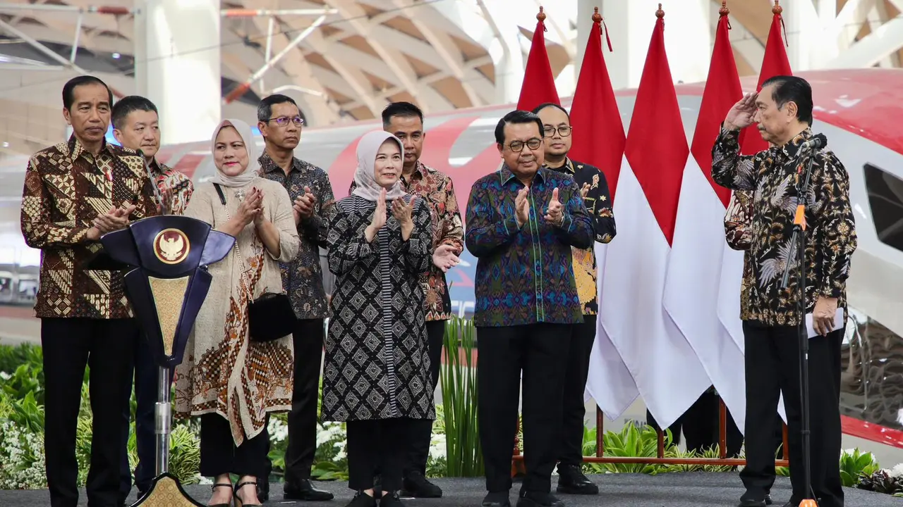 Menteri Koordinator Bidang Kemaritiman dan Investasi Luhut Binsar Pandjaitan menerangkan kisaran harga tiket kereta cepat Jakarta Bandung antara Rp 250-350 ribu.