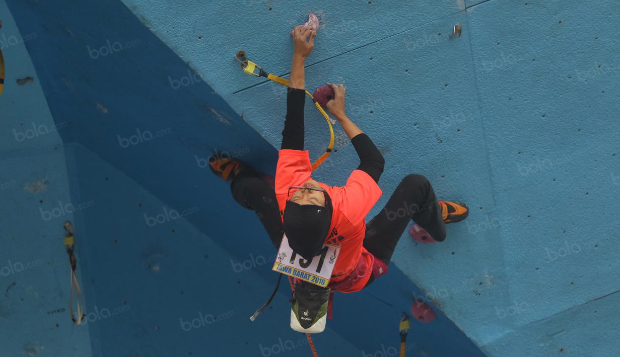 Atlet Panjat Tebing asal Kaltim mencoba melewati rintangan pada kategori Lead Cabang Panjat Tebing PON XIX Jabar 2016 di Cikole, Bandung. (Bola.com/NIcklas Hanoatubun)