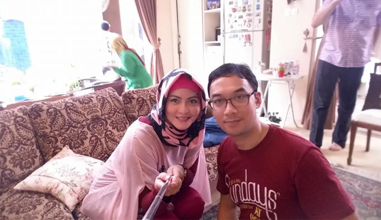 Saat itu pemilik nama lengkap Tinezia Sri Cendani Tagor Harahap masih duduk di bangku kelas tiga SMA, sedangkan Adi mahasiswa Fakultas Ekonomi di Universitas Indonesia (UI). Hubungan makin dekat saat sama-sama kuliah. (dok. Pribadi)