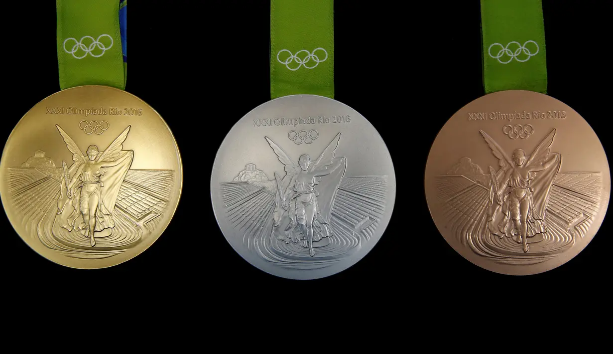 Sejumlah medali Olimpiade Rio 2016 terlihat di Casa da Moeda do Brasil (Brazilian Mint), Rio de Janeiro, Brasil, (28/6). Sekitar 5.130 medali akan diselesaikan dalam waktu dua hari. (REUTERS/Sergio Moraes)