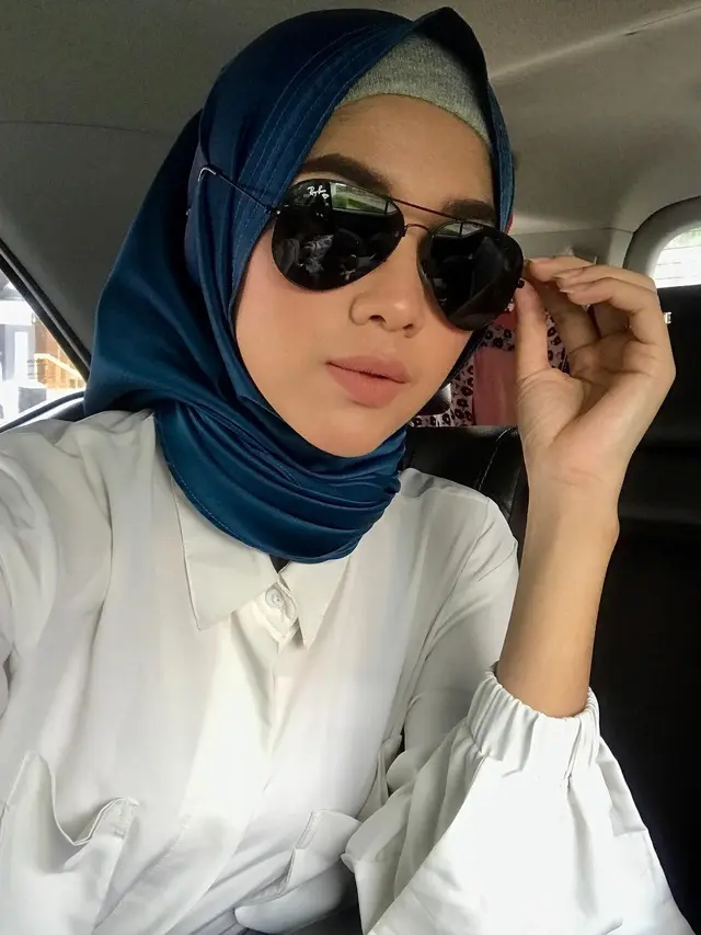 7 Potret Raya Kitty saat Kenakan Hijab, Cantik Memesona