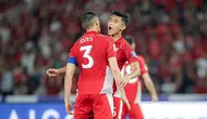 Dua penggawa lini pertahanan Timnas Indonesia, Jay Idzes dan Rizky Ridho, melakukan selebrasi setelah menggagalkan peluang Bahrain dalam laga lanjutan Kualifikasi Piala Dunia 2026 zona Asia di Stadion Utama Gelora Bung Karno (SUGBK) Senayan, Jakarta, Selasa (25/3/2025). (Bola.com/Bagaskara Lazuardi)