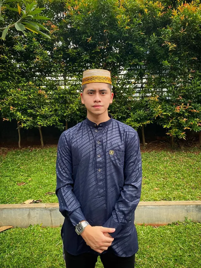 7 Potret Seleb Tampan dengan Busana Muslim Ini Alim Banget