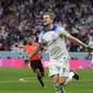 Pemain timnas Inggris, Harry Kane merayakan golnya ke gawang Senegal dalam pertandingan 16 besar Piala Dunia 2022 yang berlangsung di Al Bayt Stadium, Qatar, Senin (5/12/2022). (AP Photo/Frank Augstein)