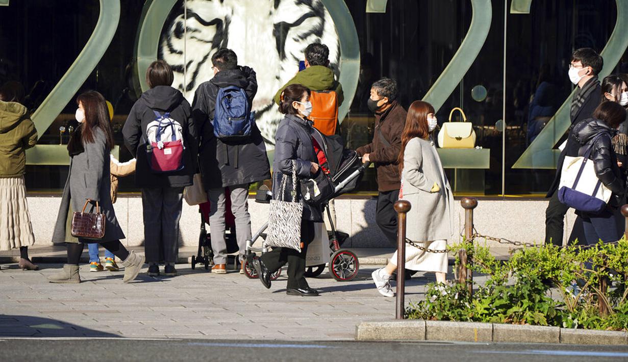 Orang-orang yang memakai masker untuk membantu mengekang penyebaran COVID-19 berjalan di Tokyo, Jepang, 29 Desember 2021. Kepala Rumah Sakit Pusat Sumida Dr Kuniaki Kojima mengatakan jumlah kasus COVID-19 varian Omicron belakangan ini mulai meningkat. (AP Photo/Eugene Hoshiko)
