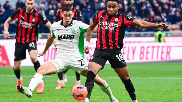 Foto: Aksi Jay Idzes Meredam Serangan Pemain AC Milan di Liga Italia