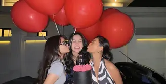Bergaya casual, Rachel Vennya terlihat bahagia kala rayakan ulang tahun bersama kedua sahabatnya. [Foto: Instagram/ Rachel Vennya]