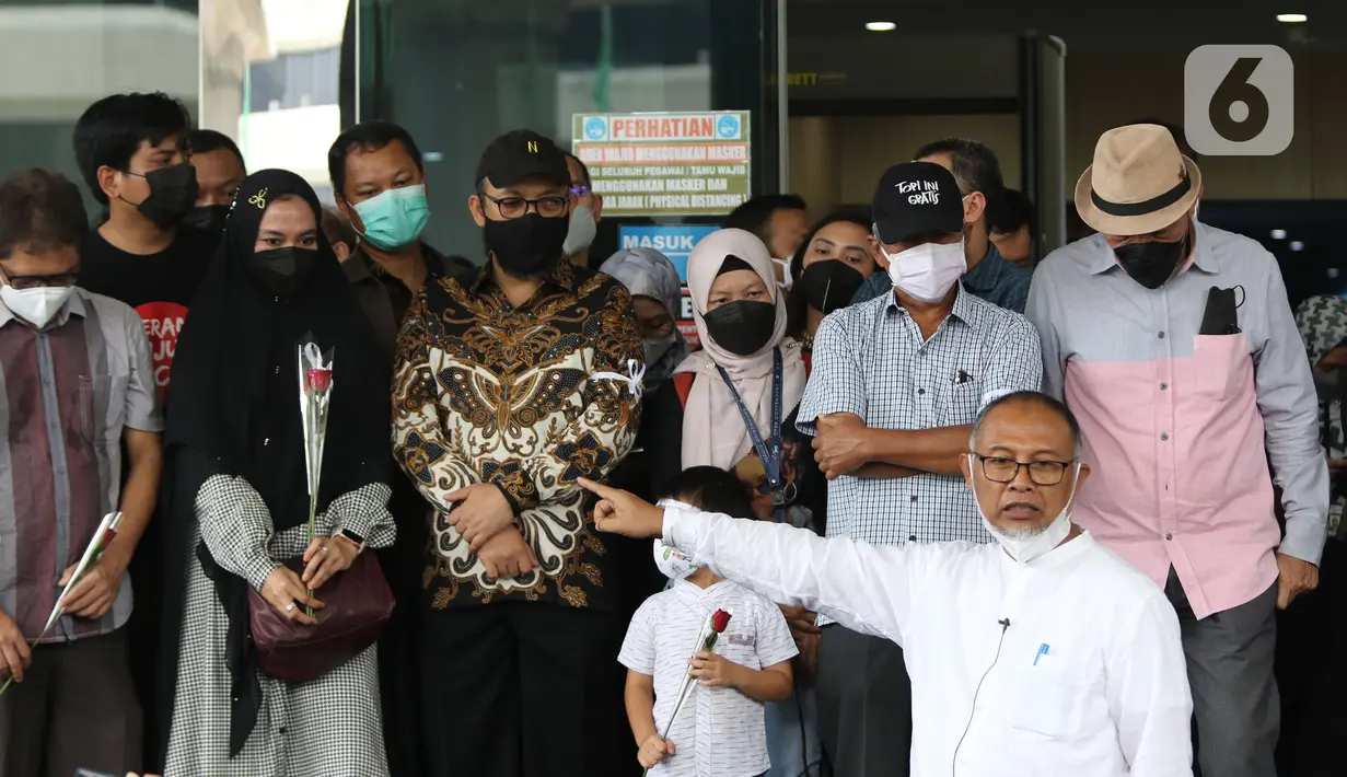 Mantan wakil ketua KPK Bambang Widjojanto (depan kanan) orasi di Gedung ACLC KPK, Jakarta, Kamis (30/9/2021). 57 + 1 pegawai KPK yang tak lolos TWK diberhentikan dengan hormat per 30 September 2021. (Liputan6.com/Herman Zakharia)