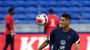 Bek Prancis, Raphael Varane mengontrol bola selama sesi latihan di Stadion Groupama di Decines-Charpieu dekat Lyon, Senin (6/9/2021). Prancis akan berhadapan dengan Finlandia dalam lanjutan Kualifikasi Piala Dunia 2022 zona Eropa Grup D, Rabu (8/9) dinihari. (FRANCK FIFE / AFP)