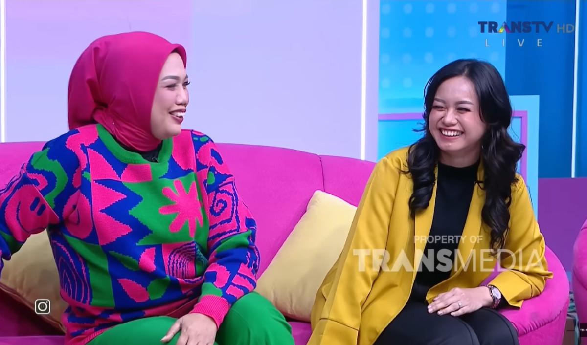 Ulfi pun mengungkapkan pendapat Ridho saat pertama kali bertemu sang mama. Menurut Ulfi, Ridho sempat takut bertemu calon mertuanya tersebut.<br>
