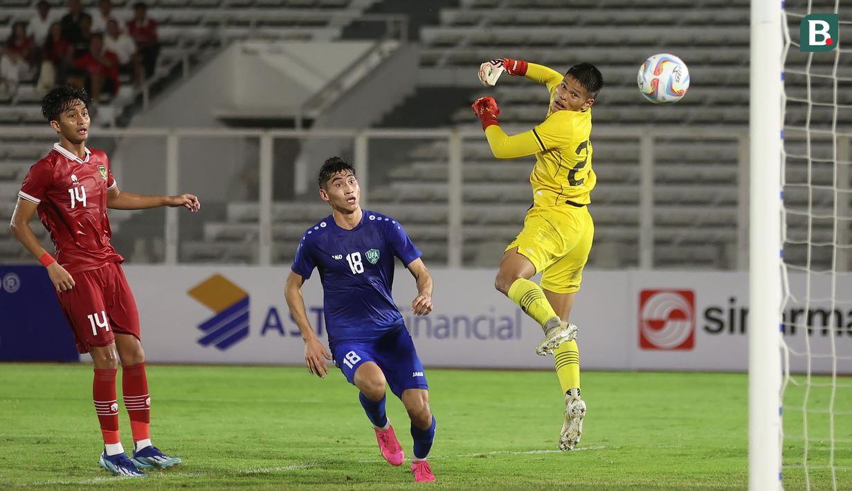 Timnas Indonesia U-20 yang diproyeksikan untuk ajang Piala Dunia U-20 2025 menelan kekalahan kedua pada laga uji coba internasional. Setelah sebelumnya menyerah 1-2 dari Thailand U-20 (26/1/2024), Timnas Garuda Muda kemnbali kalah dari Uzbekistan U-20 dengan skor 2-3 di Stadion Madya, Senayan, Jakarta, Selasa (30/1/2024). Ketiga gol yang bersarang di jala gawang Timnas Indonesia U-20 semua tercipta akibat kelengahan para pemain di menit-menit awal dan akhir pertandingan. Gol pertama terjadi pada menit ke-4, gol kedua lima menit menjelang babak pertama usai dan gol ketiga terjadi pada menit ke-87. Sementara dua gol Timnas Indonesia U-20 dihasilkan oleh Muhammad Kafiatur Rizky (32') dan Arlyansyah Abdulmanan (73'). (Bola.com/M Iqbal Ichsan)