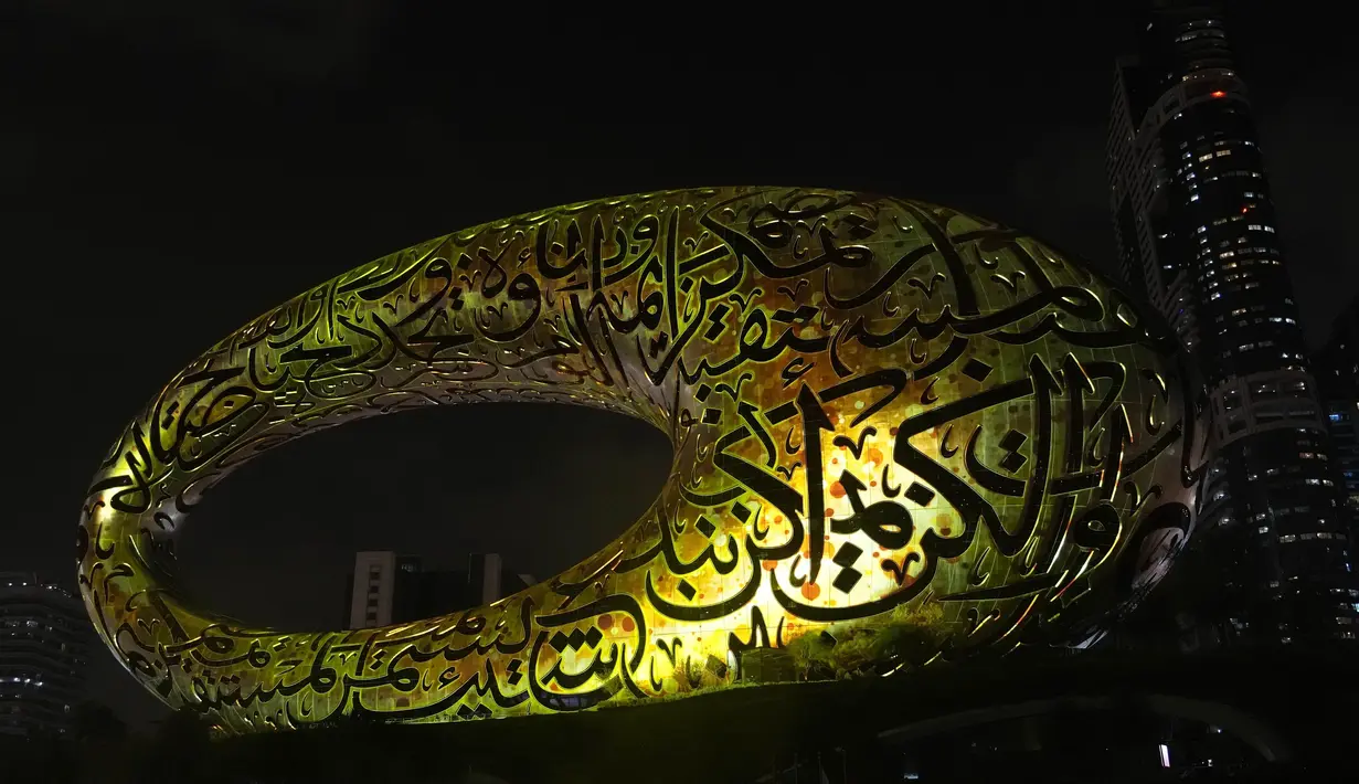 Orang-orang menghadiri upacara pembukaan Museum of the Future, sebuah ruang pameran untuk ide-ide inovatif dan futuristik, di Dubai, Uni Emirat Arab, Selasa (22/2/2022). (AP Photo/Kamran Jebreili)