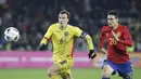 Pemain Romania, Vlad Chiriches (kiri) mengejar bola bersama pemain Spanyol, Aritz Aduriz pada laga persahabatan di Stadion Cluj Arena, Cluj, Senin (28/3/2016) dini hari WIB.  (REUTERS/Inquam Photos/Octav Ganea)