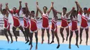 Regu dayung Indonesia berselebrasi usai meraih medali emas pada dayung kelas ringan delapan putra Asian Games 2018 di Palembang, Jumat (24/8). Tim Indonesia berhasil meraih waktu tercepat 6 menit 08,88 detik. (ANTARA FOTO/INASGOC/Rahmad Suryadi/nym/18)