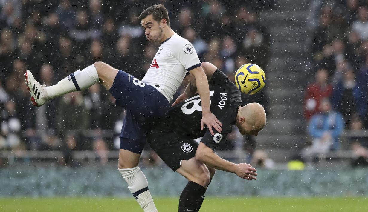 Pemain Tottenham Hotspur, Harry Winks, berebut bola dengan pemain Brighton & Hove Albion, Aaron Mooy, pada laga Premier League 2019 di Stadion Tottenham Hotspur, Kamis (26/12). Tottenham menang 2-1 atas Brighton & Hove Albion. (AP/Petros Karadjias)