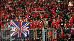 Stadion GBK, Jakarta, seakan-akan berubah menjadi Anfield Stadium karena penuh dengan warna merah. (Liputan6.com/Helmi Fithriansyah)