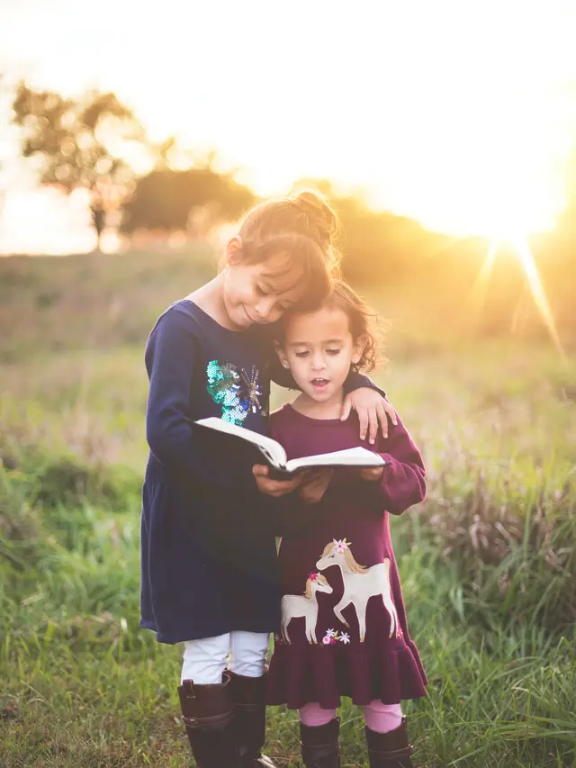 Contoh ilustrasi anak pertama dengan saudaranya