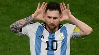 Pemain Timnas Argentina, Lionel Messi melakukan selebrasi usai mencetak gol kedua Argentina gawang Timnas Belanda dalam laga babak perempatfinal Piala Dunia 2022 di Lusail Stadium, Lusail, Qatar, Sabtu (10/12/2022) dini hari WIB. (AFP/Franck Fife)